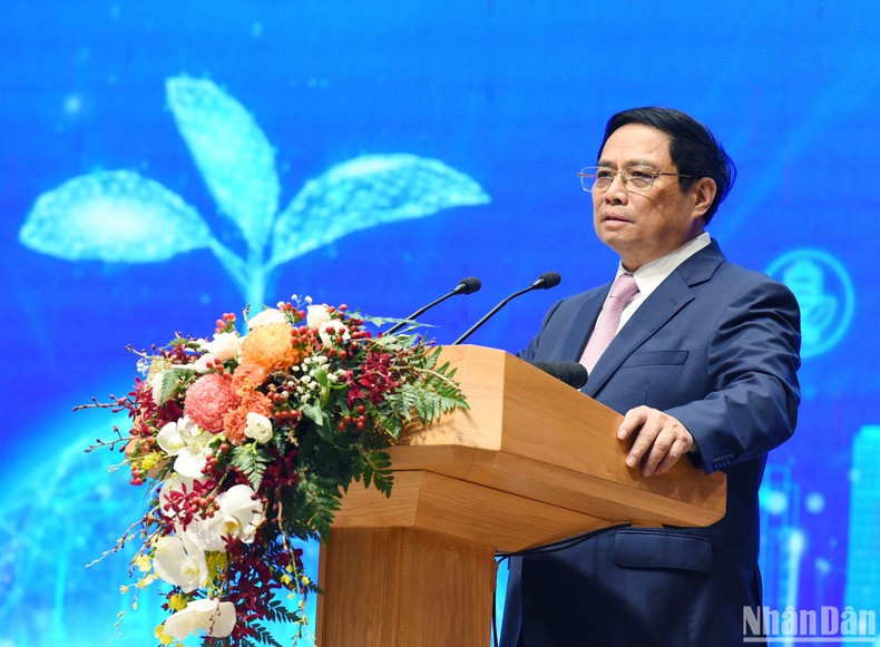 Al dar palabras, el primer ministro Pham Minh Chinh calificó de vital importancia los nexos de economía, inversión y comercio para la asociación estratégica Vietnam-Singapur.