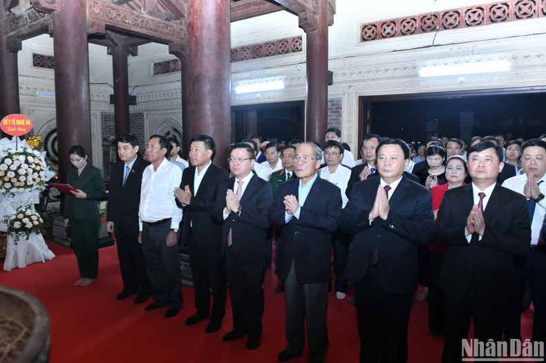 La delegación rinde tributo a los héroes y mártires. La delegación rinde tributo a los héroes y mártires.