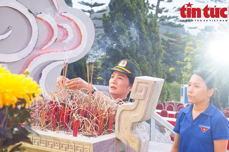 La ceremonia de homenaje póstumo a los héroes y mártires promueve la tradición de "al beber agua, recuerda el manantial" del pueblo vietnamita. La ceremonia de homenaje póstumo a los héroes y mártires promueve la tradición de "al beber agua, recuerda el manantial" del pueblo vietnamita.