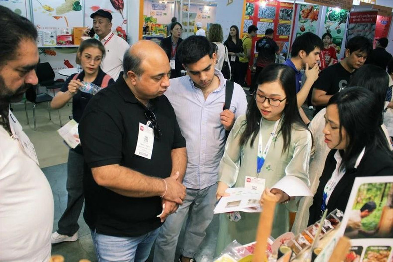 La empresa DACE presenta sus productos a clientes en el mercado alemán. La empresa DACE presenta sus productos a clientes en el mercado alemán.
