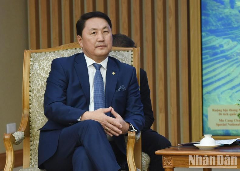 Según el ministro mongol, Vietnam ostenta una especial importancia en la política exterior de su país y un socio crucial en la región, citando la solidaridad recíproca a lo largo de la historia. Ulán Bator considera Hanói un socio confiable, aprecia su desarrollo nacional y desea elevar los nexos bilaterales, recalcó. Según el ministro mongol, Vietnam ostenta una especial importancia en la política exterior de su país y un socio crucial en la región, citando la solidaridad recíproca a lo largo de la historia. Ulán Bator considera Hanói un socio confiable, aprecia su desarrollo nacional y desea elevar los nexos bilaterales, recalcó.