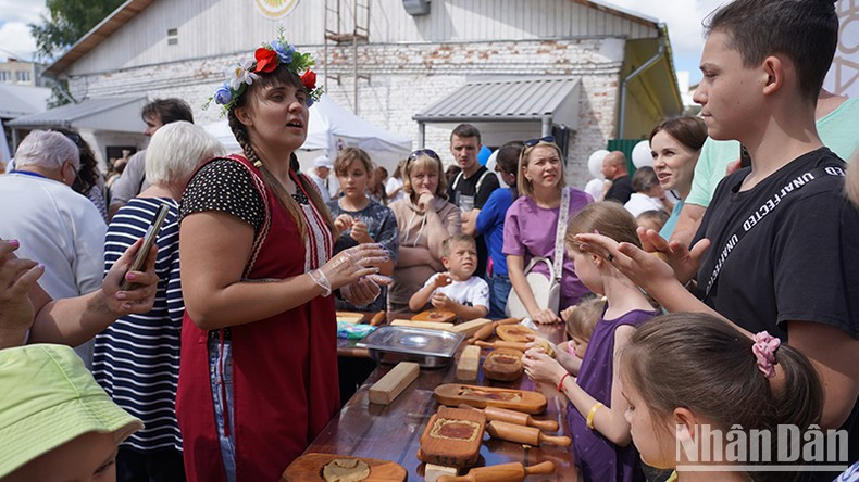 Muchos rusos eligen Tula como su destino en los primeros fines de semana de agosto para asistir a su festival del pan de jengibre. Muchos rusos eligen Tula como su destino en los primeros fines de semana de agosto para asistir a su festival del pan de jengibre.
