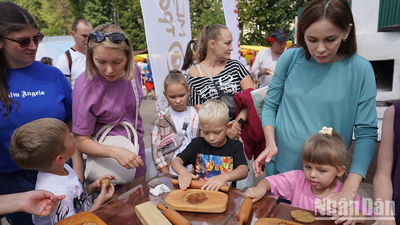 Numerosos padres llevan a sus niños al evento para que aprendan a elaborar el postre tradicional. Numerosos padres llevan a sus niños al evento para que aprendan a elaborar el postre tradicional.