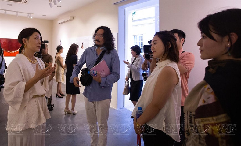 La artista Ando Saeko presenta el tema de su exposición a los espectadores.