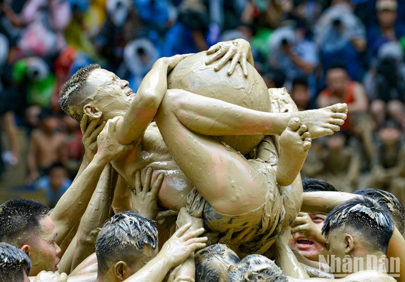 Intensa disputa por la pelota. Intensa disputa por la pelota.