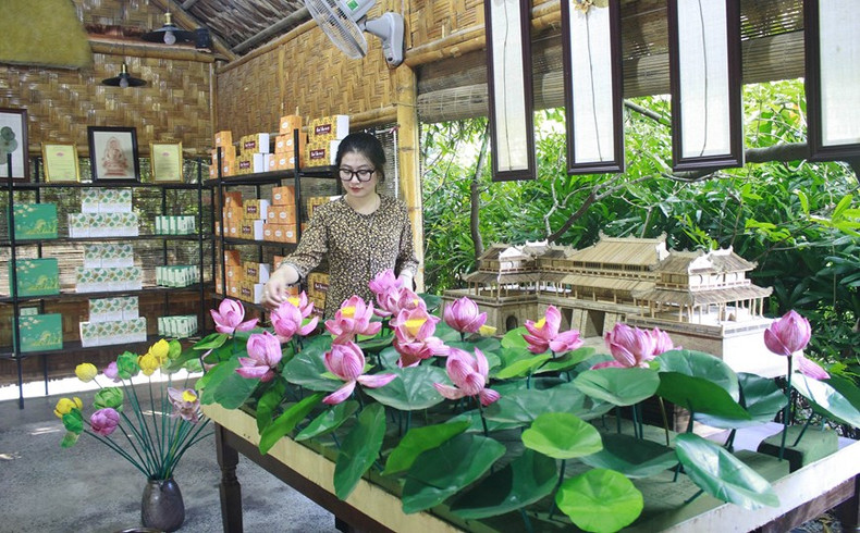 Los productos hechos de flor de loto se exhiben en la empresa de producción, exportación e importación y comercio de servicios de Hali (Ninh Binh). Los productos hechos de flor de loto se exhiben en la empresa de producción, exportación e importación y comercio de servicios de Hali (Ninh Binh).