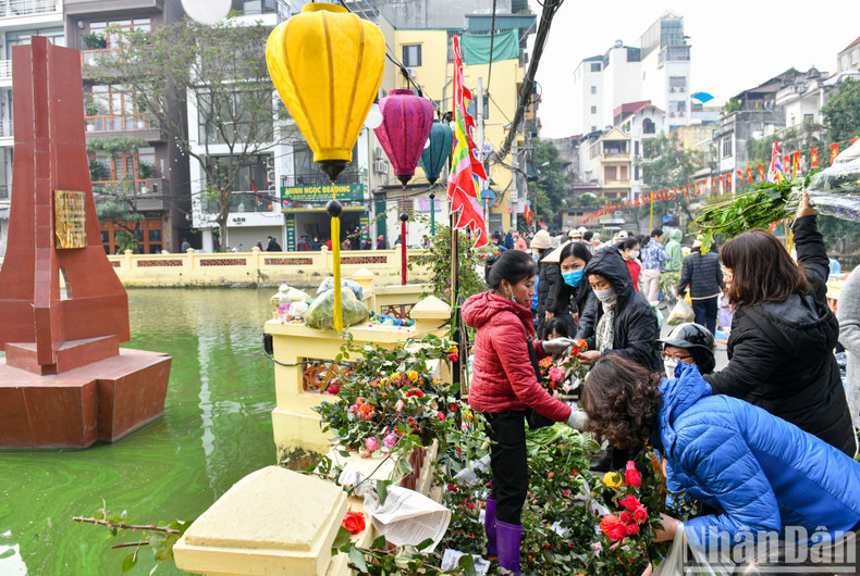 Es curioso el bullicioso comercio adyacente a tal reliquia histórica.