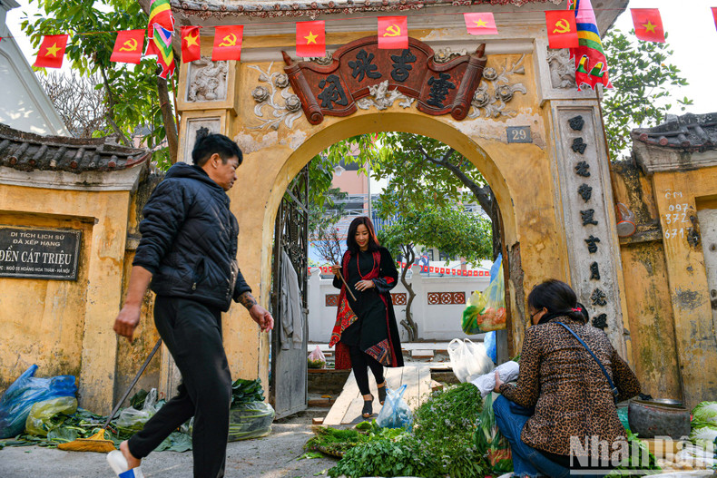 Al hablar de Ngoc Ha, se piensa en una renombrada aldea de flores y un pequeño pero hermoso mercado justo a su lado.