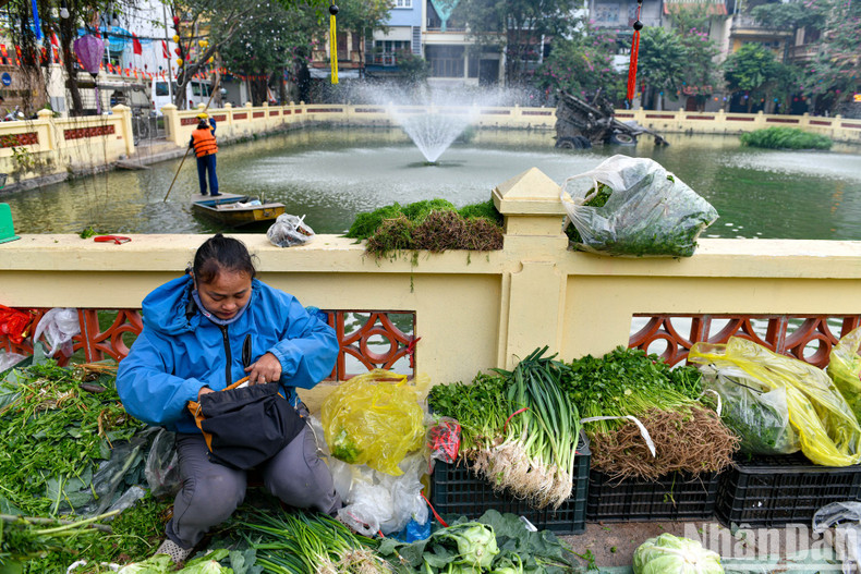 El lago cerca también se llama Huu Tiep, o lago B52 por ser el único lugar de Hanói donde yacen los restos de un avión de ese tipo de la Fuerza Aérea de Estados Unidos. Es un símbolo de la victoria de la batalla aérea de Dien Bien Phu y un orgullo no solo de la gente capitalina, sino de toda la nación.