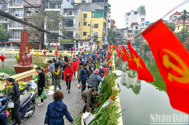 El bullicio cada 30 de diciembre lunar se ha convertido en una belleza cultural de los aldeanos en Ngoc Ha y el vecindario.