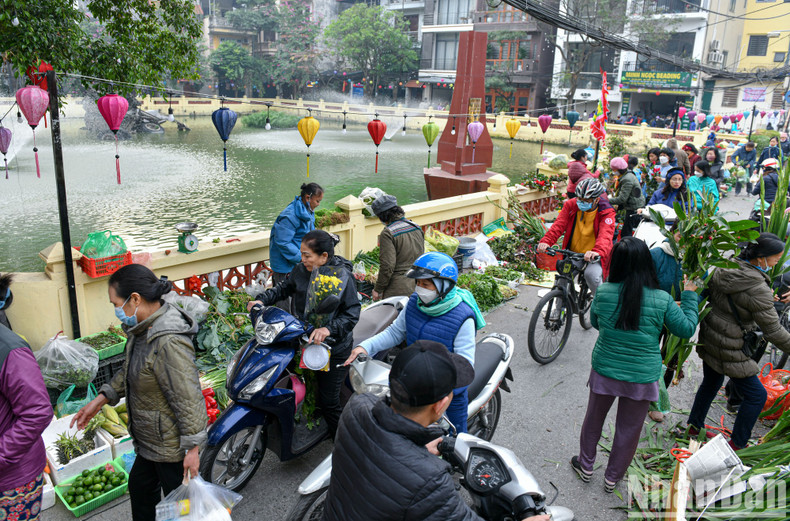 Con un recorrido por el mercado puede completarse la canasta de productos necesarios para el Tet.