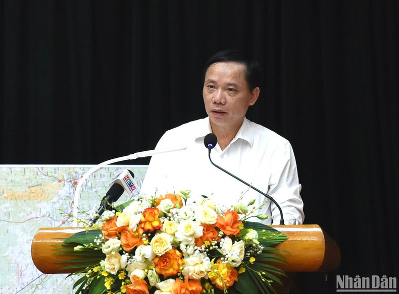 El presidente del Comité Popular de la provincia, Bui Van Khanh, habla en la sesión. El presidente del Comité Popular de la provincia, Bui Van Khanh, habla en la sesión.