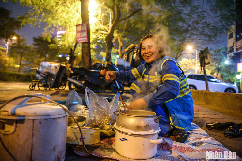 Ya es de costumbre que los miembros del grupo, en el distrito de Dong Da, se reúnen el 29 de diciembre lunar para una cena de despedida al año viejo. Ngo Thi Quang, jefa del colectivo, compartió regocijada que casi todos los manjares de este “banquete” son regalos de vecinos de la zona. Ya es de costumbre que los miembros del grupo, en el distrito de Dong Da, se reúnen el 29 de diciembre lunar para una cena de despedida al año viejo. Ngo Thi Quang, jefa del colectivo, compartió regocijada que casi todos los manjares de este “banquete” son regalos de vecinos de la zona.