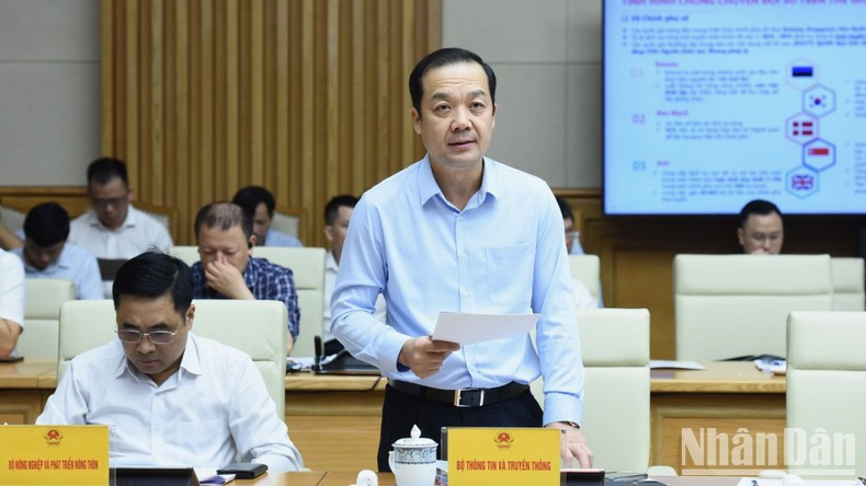 El viceministro de Información y Comunicación Pham Duc Long informa la transformación digital en las localidades. El viceministro de Información y Comunicación Pham Duc Long informa la transformación digital en las localidades.