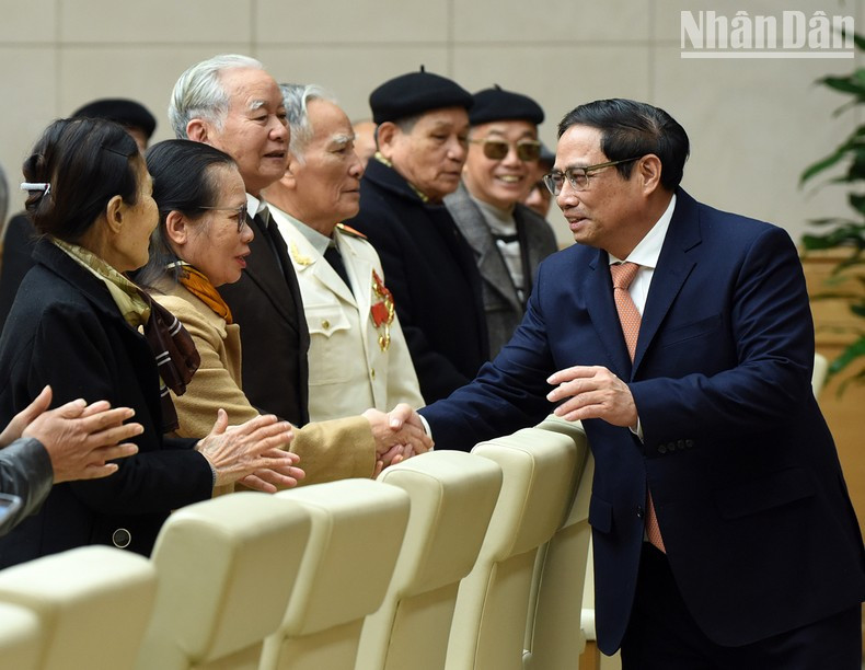 El premier saluda a los invitados. El premier saluda a los invitados.