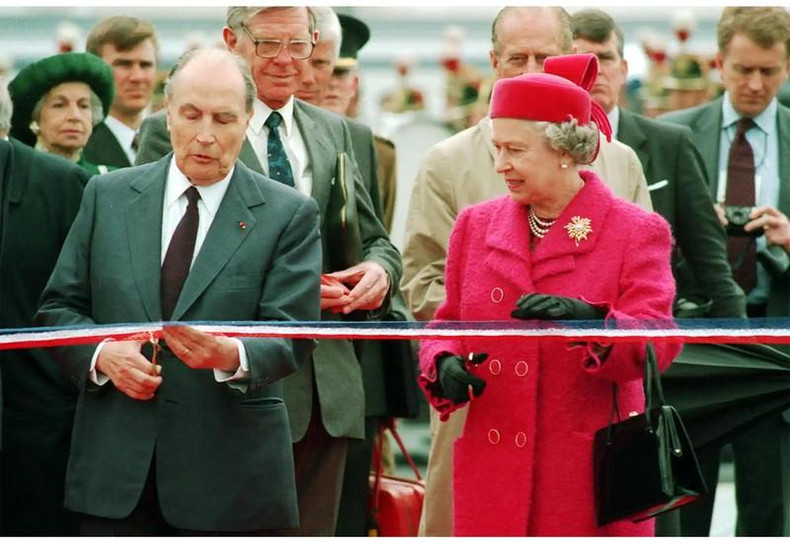 En 1994, el presidente François Mitterrand de Francia y la reina Isabel II cortaron la cinta inaugural de una estación del túnel del Canal de la Mancha en la localidad francesa de Coquelles. (Fotografía: PA) En 1994, el presidente François Mitterrand de Francia y la reina Isabel II cortaron la cinta inaugural de una estación del túnel del Canal de la Mancha en la localidad francesa de Coquelles. (Fotografía: PA)
