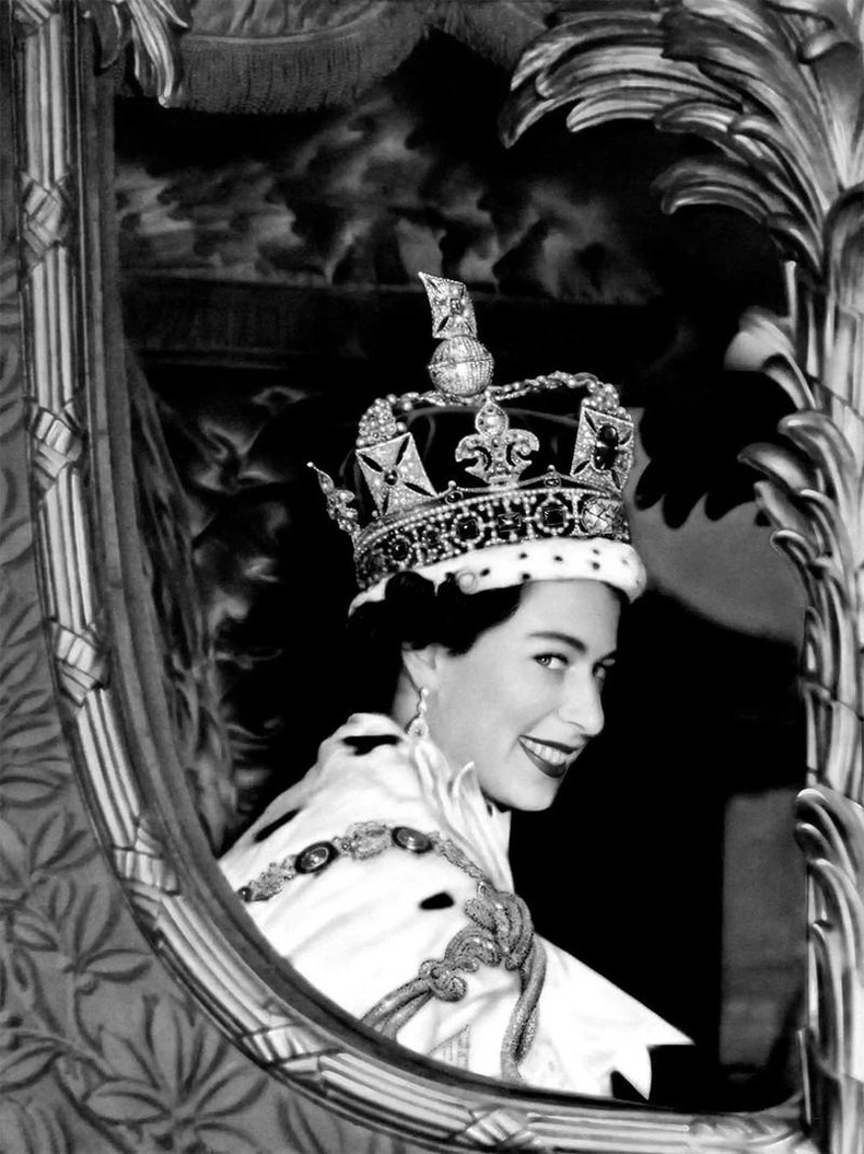 El 6 de junio de 1952, Isabel se entronizó luego del fallecimiento del rey Jorge VI. En la imagen de arriba, la nueva monarca en su fecha de coronación, el 2 de junio de 1953. (Fotografía: PA) El 6 de junio de 1952, Isabel se entronizó luego del fallecimiento del rey Jorge VI. En la imagen de arriba, la nueva monarca en su fecha de coronación, el 2 de junio de 1953. (Fotografía: PA)