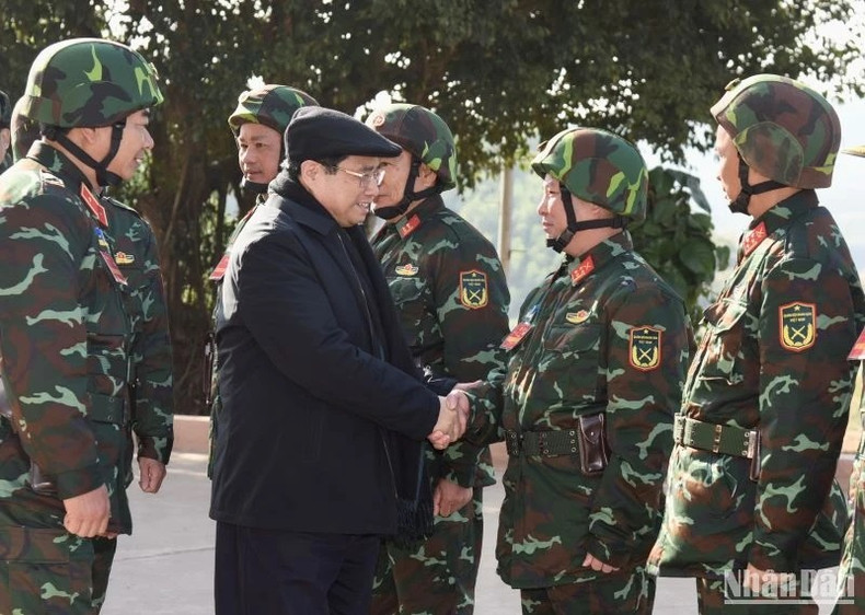 El jefe de Gobierno anima a los soldados participantes en la maniobra. El jefe de Gobierno anima a los soldados participantes en la maniobra.