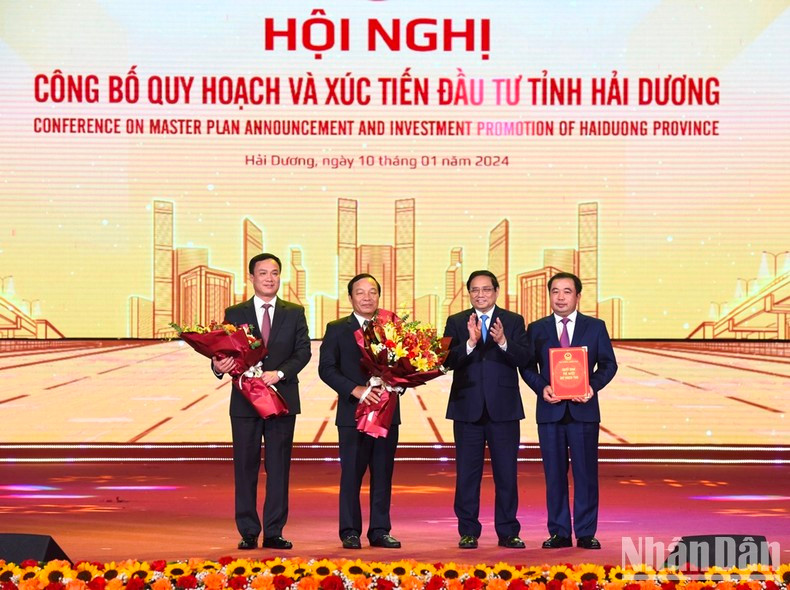 El premier entrega a las autoridades de Hai Duong la decisión a favor del lanzamiento de la planificación provincial. El premier entrega a las autoridades de Hai Duong la decisión a favor del lanzamiento de la planificación provincial.