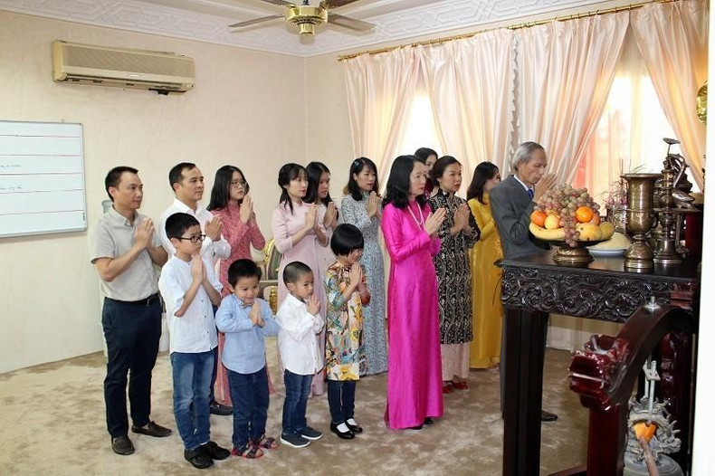 La Embajada de Vietnam en Arabia Saudita ofrenda inciensos al Presidente Ho Chi Minh. (Fotografía: baoquocte.vn)