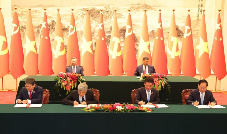 El secretario general del Partido Comunista y presidente de Vietnam, To Lam, y su homólogo chino, Xi Jinping, presencian la firma de documentos de cooperación entre los dos países en Pekín, el 19 de agosto de 2024. El secretario general del Partido Comunista y presidente de Vietnam, To Lam, y su homólogo chino, Xi Jinping, presencian la firma de documentos de cooperación entre los dos países en Pekín, el 19 de agosto de 2024.