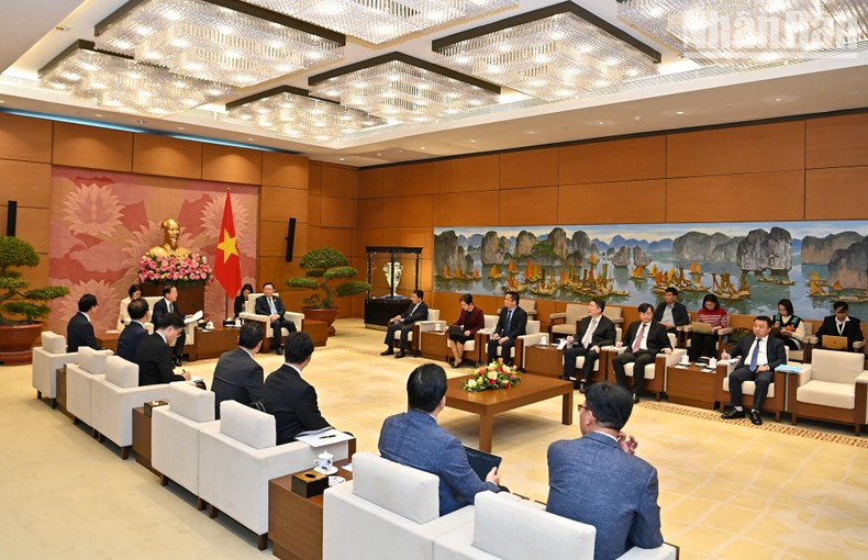 Escena de la reunión, realizada en la Casa Parlamentaria del país indochino. Escena de la reunión, realizada en la Casa Parlamentaria del país indochino.