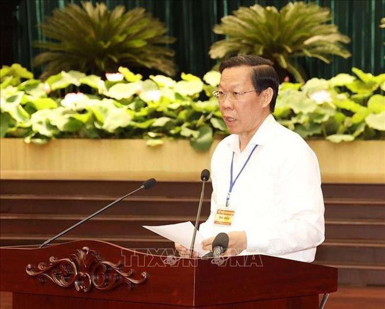 Phan Van Mai, miembro del Comité Central del PCV, subsecretario del Comité partidista municipal y presidente del Comité Popular de la ciudad. Phan Van Mai, miembro del Comité Central del PCV, subsecretario del Comité partidista municipal y presidente del Comité Popular de la ciudad.
