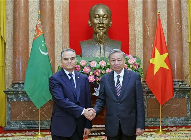 El presidente To Lam recibe al embajador de Turkmenistán, Parakhat Durdyev. (Fotografía: VNA)