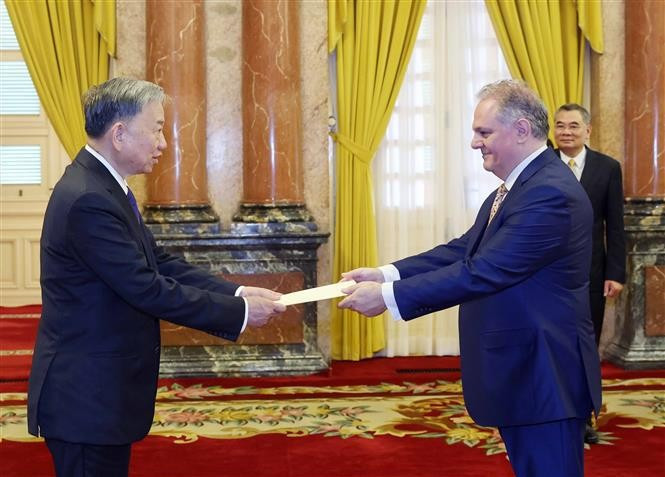 El embajador de la República de Chipre, Evagoras Vryonides, presenta cartas credenciales al presidente To Lam. (Fotografía: VNA)