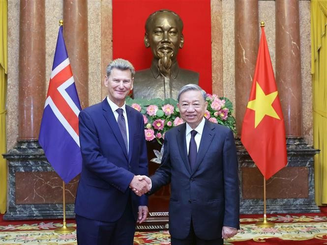 El presidente To Lam recibe al embajador islandés, Thórir Isben. (Fotografía: VNA)