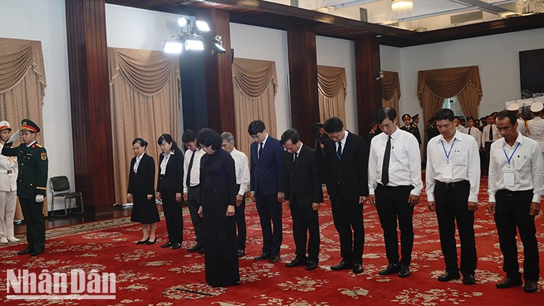 La exvicepresidenta del país Dang Thi Ngoc Thinh rinde homenaje al expresidente Tran Duc Luong.