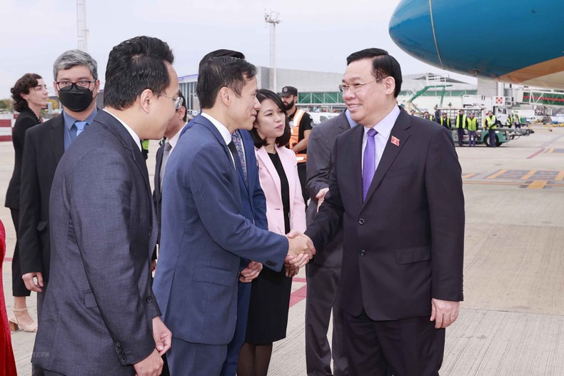 La ceremonia de bienvenida al presidente de la Asamblea Nacional de Vietnam, Vuong Dinh Hue, en el aeropuerto de Ezeiza en Buenos Aires.