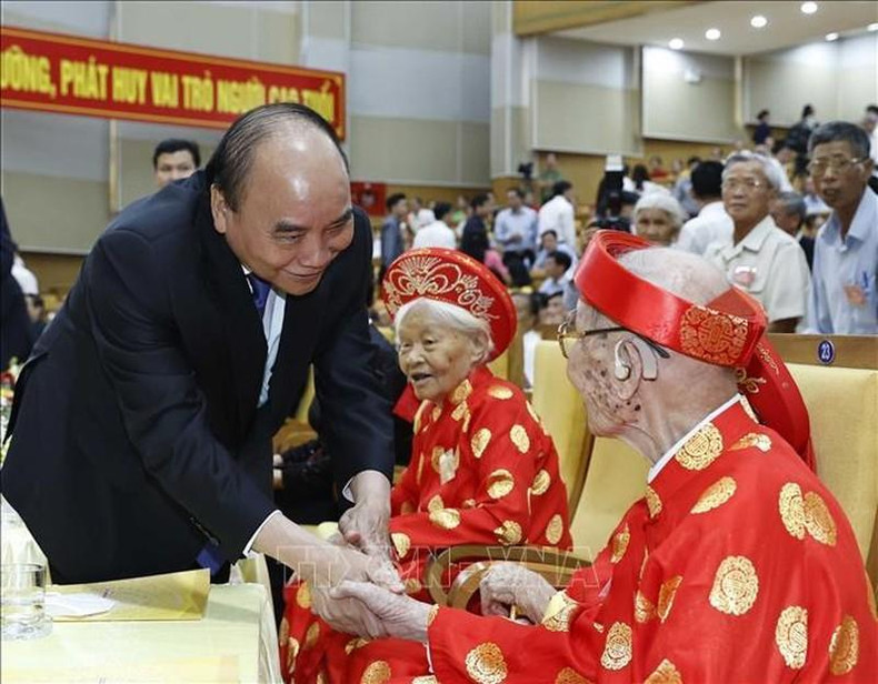 El presidente Nguyen Xuan Phuc saluda a los ancianos participantes en la ceremonia.