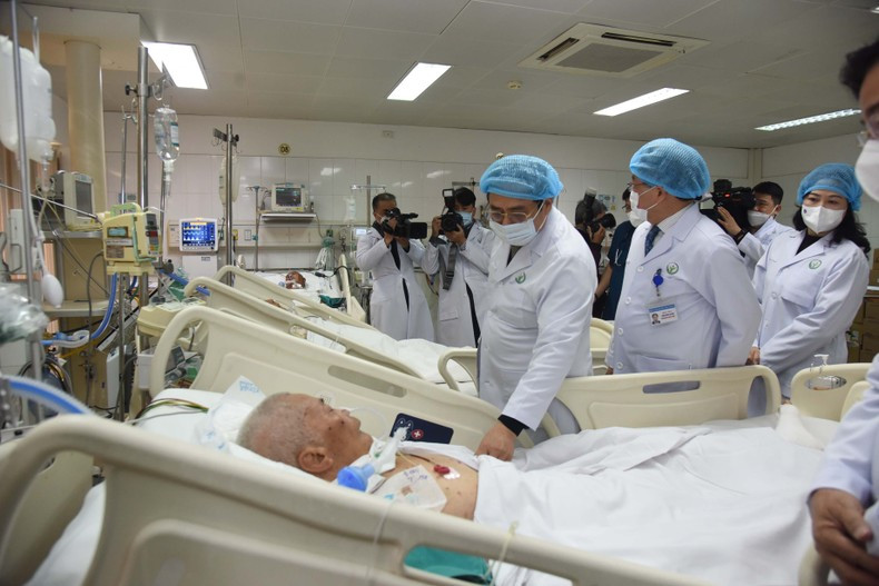 El premier visita el Departamento de Cuidados Intensivos II. El premier visita el Departamento de Cuidados Intensivos II.