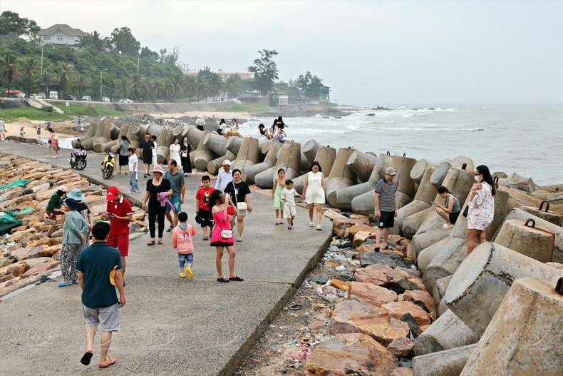 La playa de rocas de Ong Dia se está convirtiendo en un destino favorito de los jóvenes, especialmente de los apasionados por la fotografía.