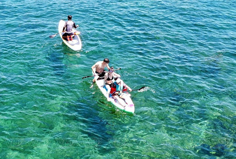 En los días soleados, el agua del mar de Ky Co es clara y se puede apreciar el fondo desde arriba. En los días soleados, el agua del mar de Ky Co es clara y se puede apreciar el fondo desde arriba.