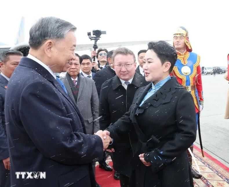 El máximo dirigente de Vietnam es recibido por la ministra anfitriona de Asuntos Exteriores, Batmunkh Battsetseg, entre otros altos funcionarios. El máximo dirigente de Vietnam es recibido por la ministra anfitriona de Asuntos Exteriores, Batmunkh Battsetseg, entre otros altos funcionarios.