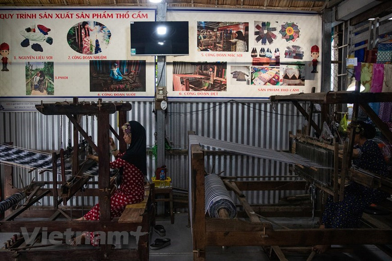 Se trata de un símbolo de orgullo y también una belleza cultural tradicional indispensable en la vida material y espiritual del pueblo étnico Cham. Se trata de un símbolo de orgullo y también una belleza cultural tradicional indispensable en la vida material y espiritual del pueblo étnico Cham.