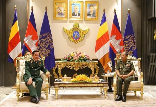 Panorama de la reunión entre el teniente general Vo Minh Luong y el general Tea Banh. (Fotografía: VNA)