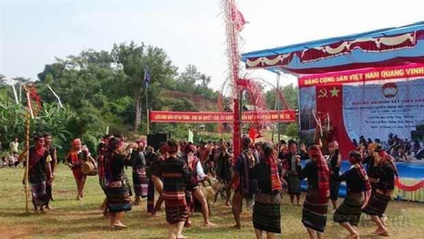 Danza del Gong durante el Gran Festival de Solidaridad Nacional en la zona residencial de Ka Tang-Khe Da, ciudad de Lao Bao, distrito de Huong Hoa (Quang Tri). (Fotografía: VNA)