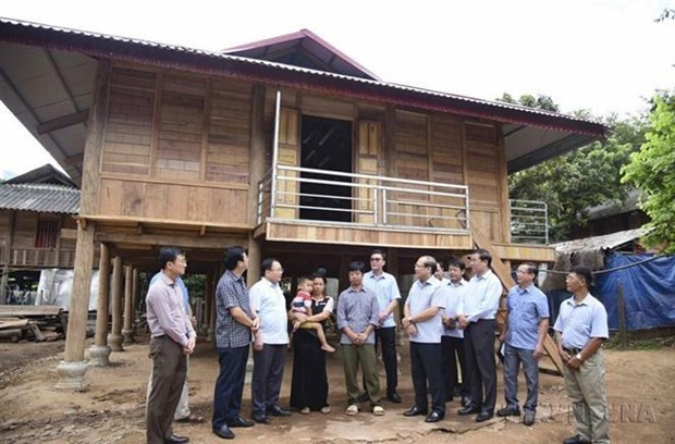 El vicepresidente del Comité Central del Frente de la Patria de Vietnam Hoang Cong Thuy y una delegación visitan la recién construida Gran Casa de Solidaridad de Lo Van Long, en la aldea de Hin, comuna de Na Sang, distrito de Muong Cha, provincia de Dien Bien. (Fotografía: VNA)