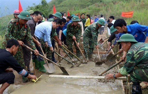 La construcción de caminos rurales hacia la aldea de Kham Duoi, comuna de Nam Chay, distrito de Van Ban, provincia de Lang Son, fue desarrollada por el Alto Mando Militar de la provincia de Lao Cai en coordinación con el Comité del Frente de la Patria de Vietnam y las organizaciones sociopolíticas de esta localidad. (Fotografía: VNA)