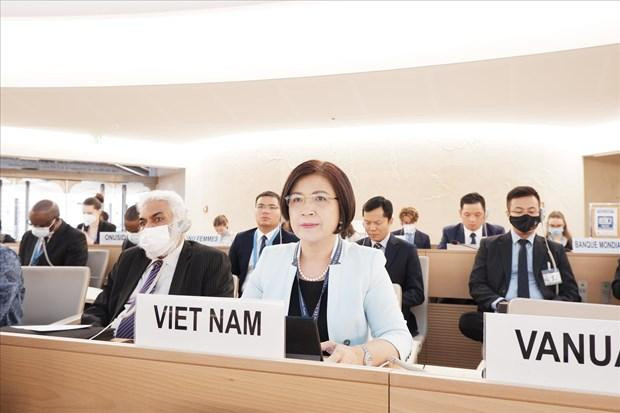 La embajadora Le Thi Tuyet Mai, jefa de la misión permanente de Vietnam ante la ONU, la Organización Mundial del Comercio y otros organismos internacionales en Ginebra, participó activamente en la 51ª sesión ordinaria del CDH. (Fotografía: VNA) La embajadora Le Thi Tuyet Mai, jefa de la misión permanente de Vietnam ante la ONU, la Organización Mundial del Comercio y otros organismos internacionales en Ginebra, participó activamente en la 51ª sesión ordinaria del CDH. (Fotografía: VNA)