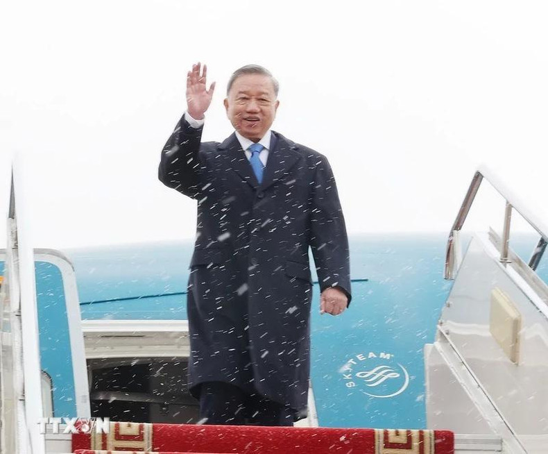 El máximo dirigente de Vietnam llega al aeropuerto internacional de Chinggis Khaan. El máximo dirigente de Vietnam llega al aeropuerto internacional de Chinggis Khaan.