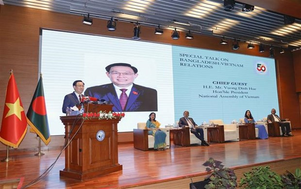 El presidente de la Asamblea Nacional de Vietnam, Vuong Dinh Hue, pronuncia un discurso en la Academia Diplomática de Bangladés. (Fotografía: VNA)