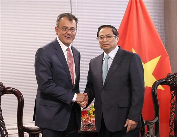 El primer ministro de Vietnam, Pham Minh Chinh, saluda a Karan Bhatia, vicepresidente encargado de asuntos gubernamentales y políticas públicas de Google. (Fotografía: VNA) El primer ministro de Vietnam, Pham Minh Chinh, saluda a Karan Bhatia, vicepresidente encargado de asuntos gubernamentales y políticas públicas de Google. (Fotografía: VNA)
