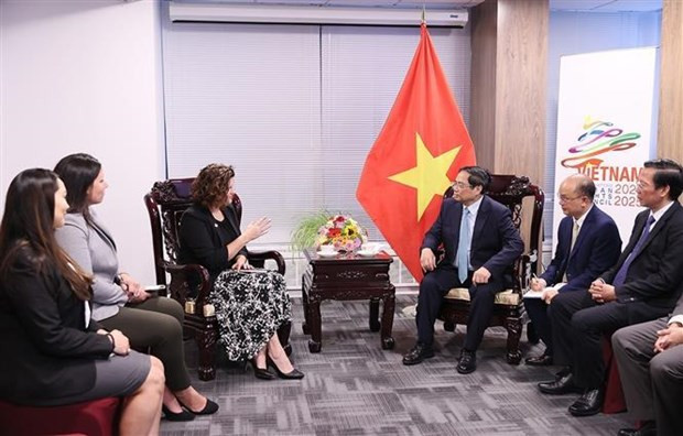 El primer ministro de Vietnam, Pham Minh Chinh, recibe a los líderes de Siemens Healthineers. (Fotografía: VNA) El primer ministro de Vietnam, Pham Minh Chinh, recibe a los líderes de Siemens Healthineers. (Fotografía: VNA)