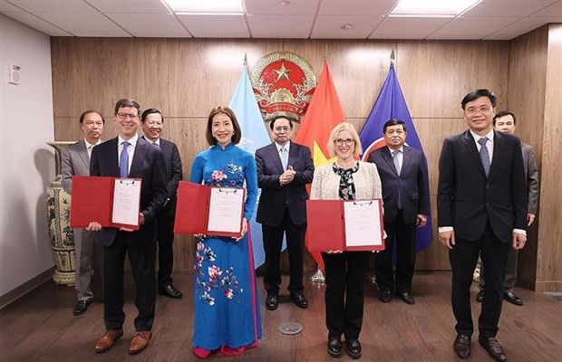 El primer ministro de Vietnam, Pham Minh Chinh, presencia la firma de acuerdos de cooperación entre empresas de ambos países. (Fotografía:VNA) El primer ministro de Vietnam, Pham Minh Chinh, presencia la firma de acuerdos de cooperación entre empresas de ambos países. (Fotografía:VNA)