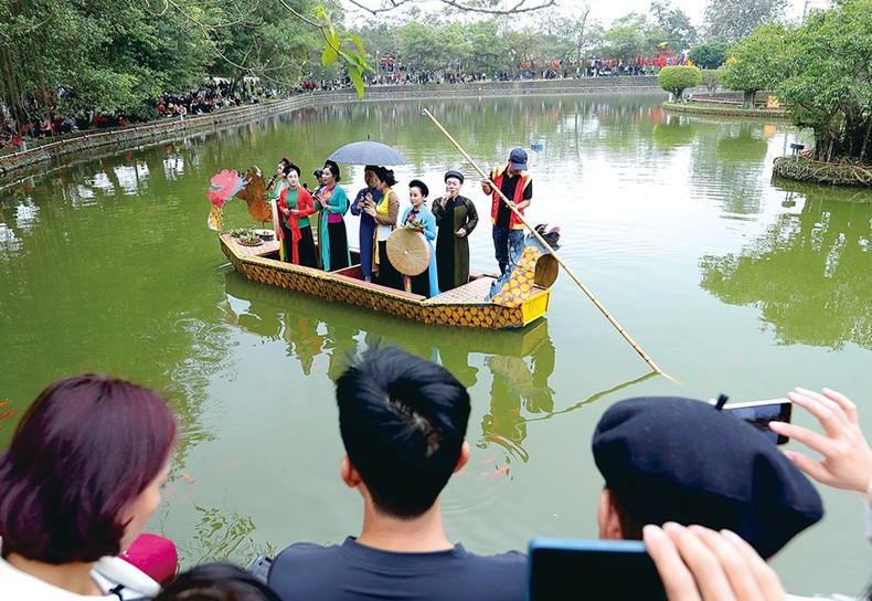 Presentan canciones populares de Quan Ho en el Festival de Co Loa, con motivo del Año Nuevo Lunar.