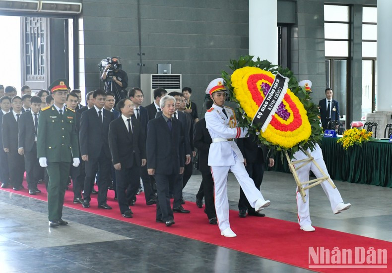 La delegación del Ministerio de Transporte en las honras fúnebres.